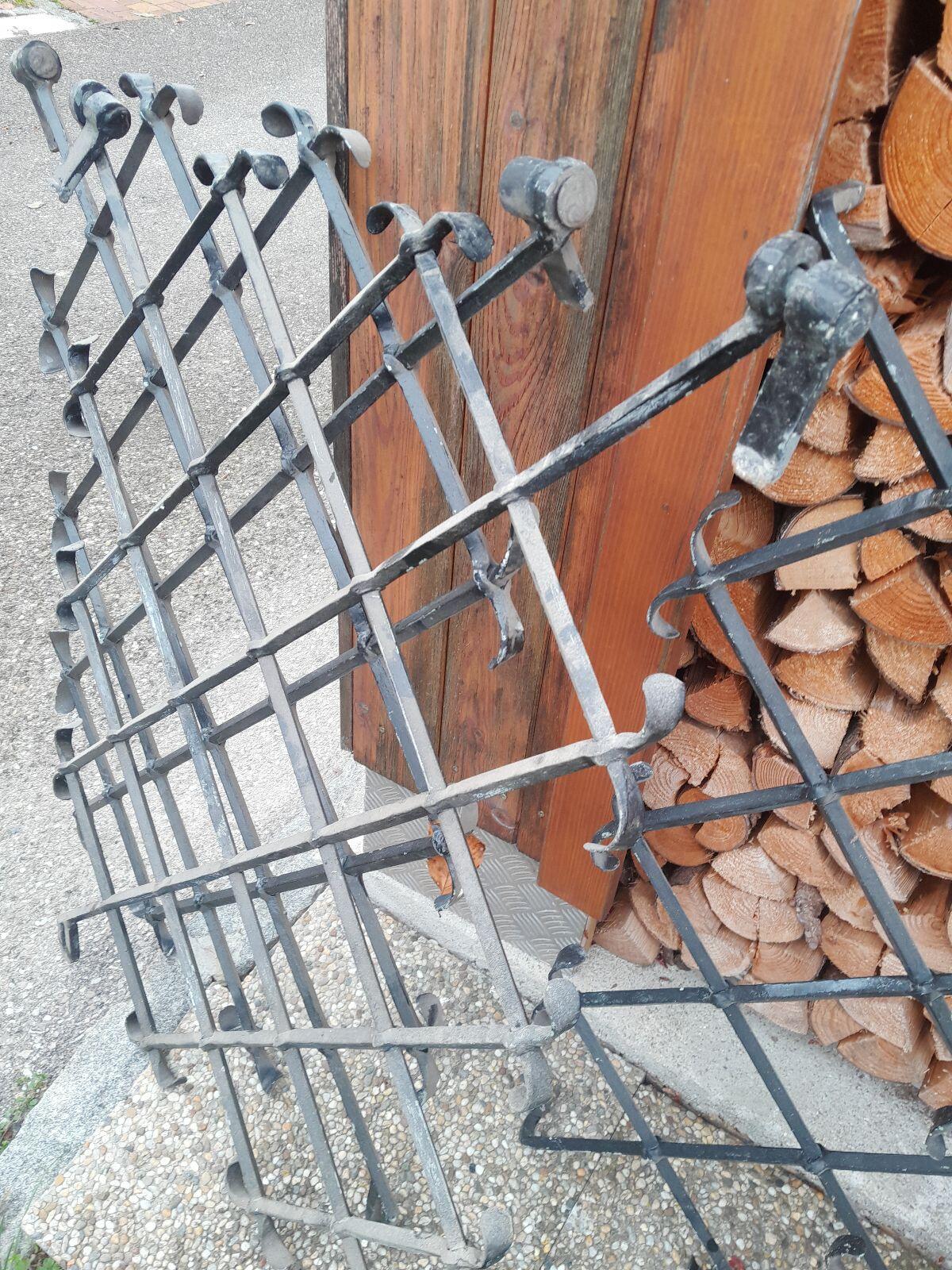 Fenstergitter mit Scharnieren, alte Handschmiedearbeit 3