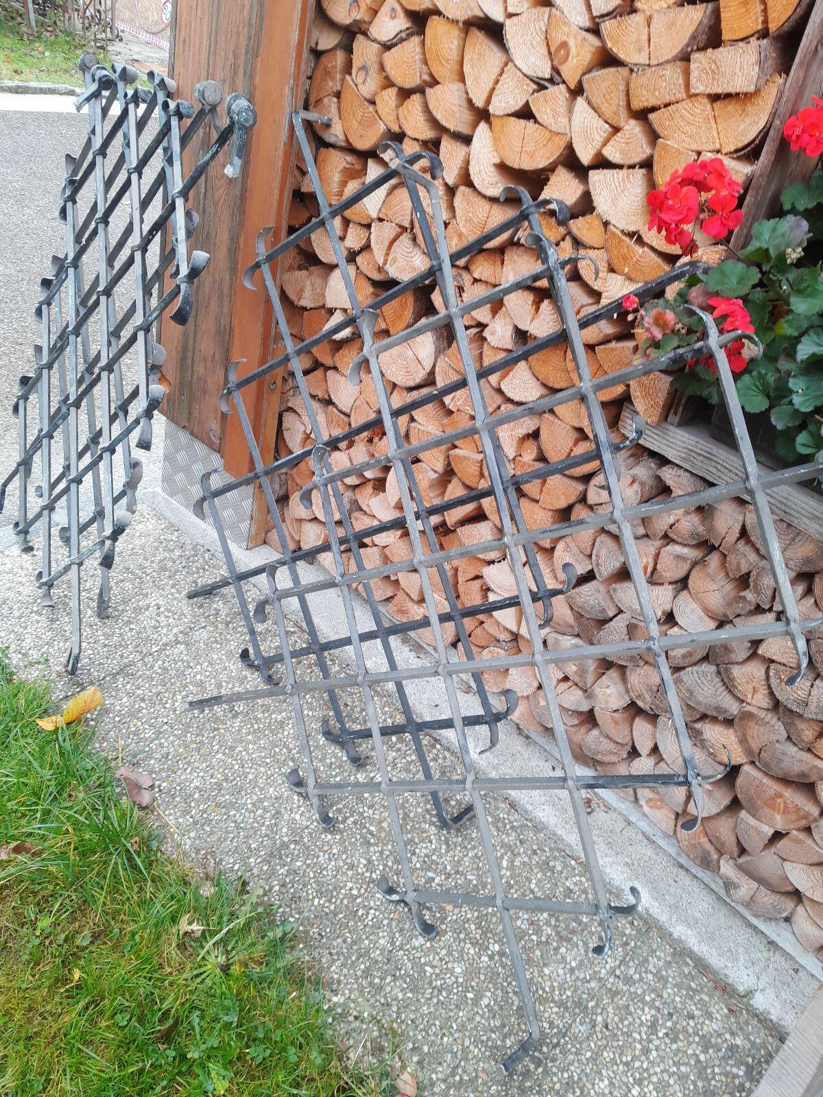 Fenstergitter mit Scharnieren, alte Handschmiedearbeit 1