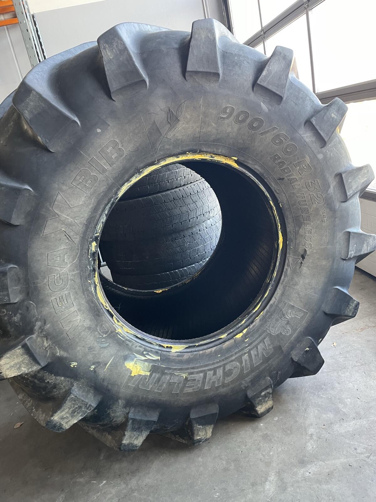 Verkaufe Michelin Mega Xbib 900/60R32 1