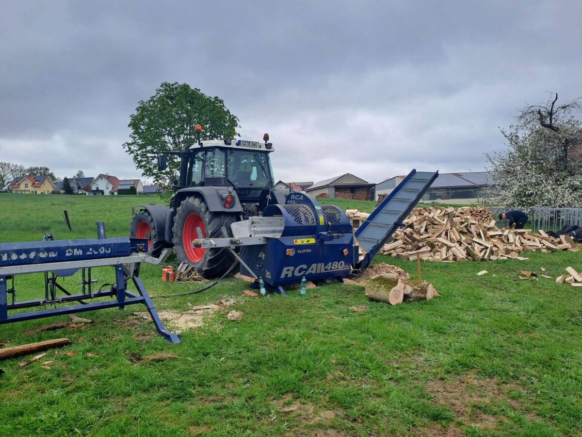 Lohnspalten / Brennholzaufbereitung mit Sägespaltautomat RCA 480 3