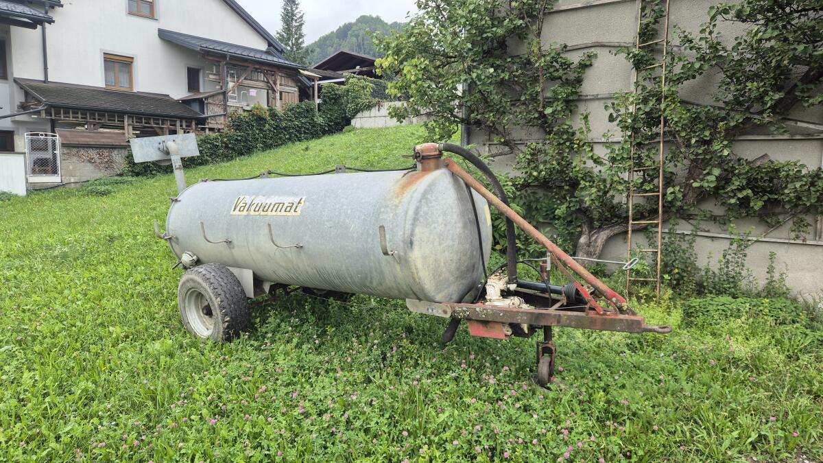 Güllefass Vakuumat 3.500 Liter, mit Schwanenhalsverteiler 1