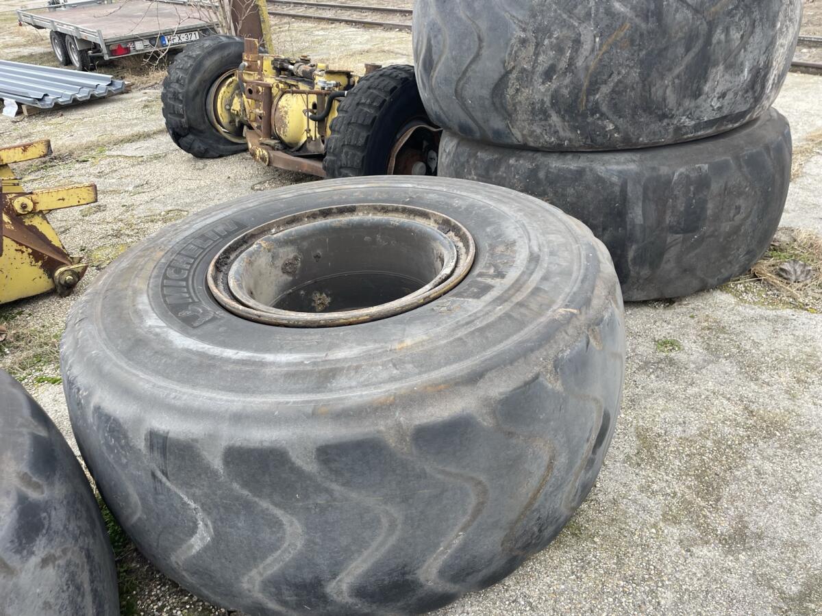 Radlader- / Dumper-Reifen mit Felgen zu verkaufen 2