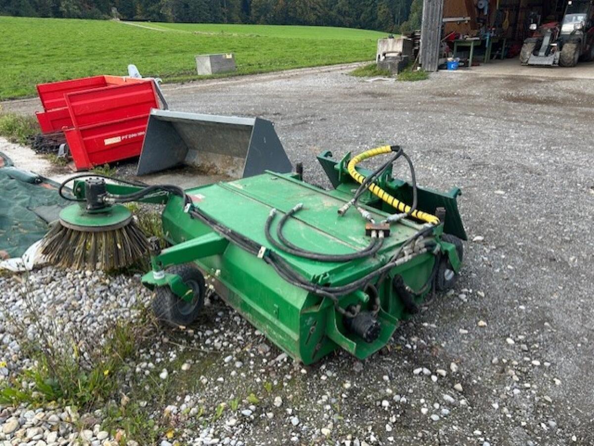 Kehrmaschine AVANT Typ A 1331 mit Euroaufnahme 1