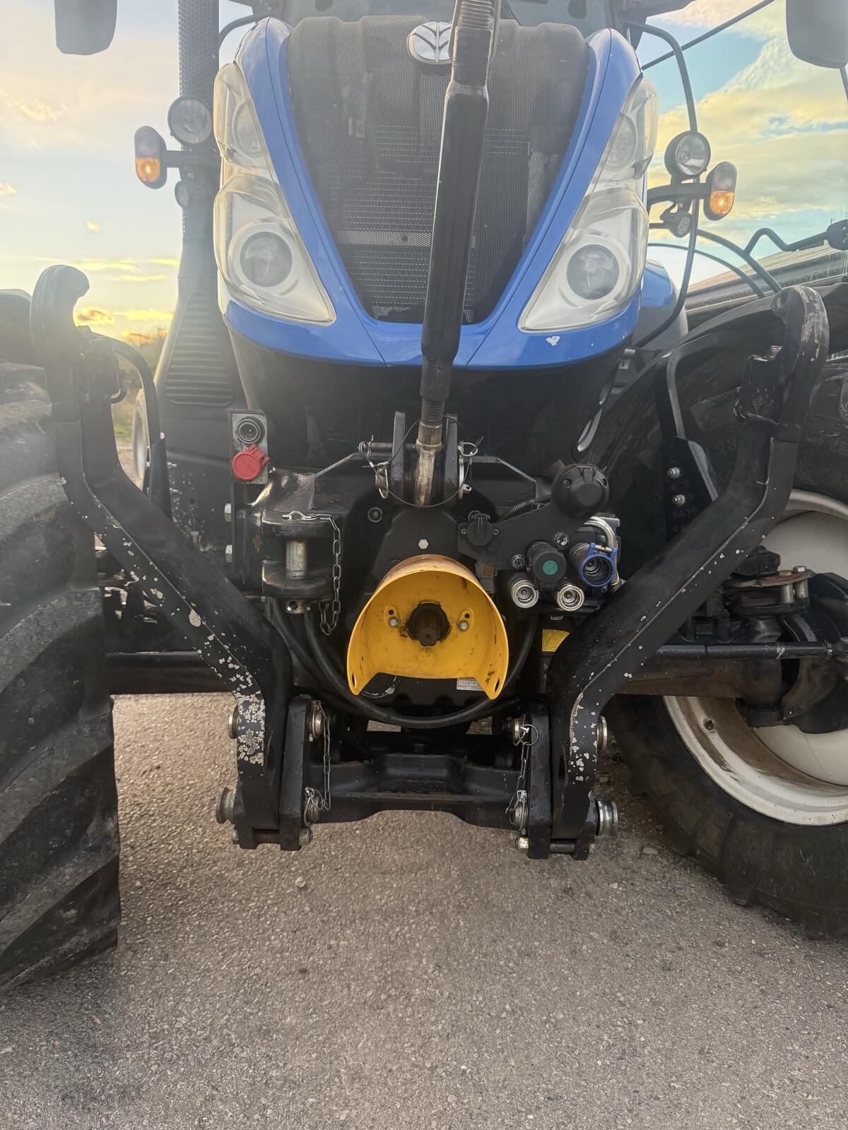 New Holland T6.145 Dynamic Command 3