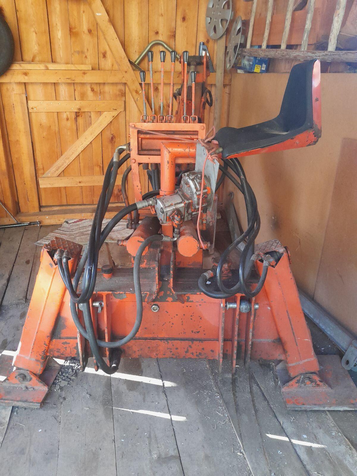 Verkaufe ein Heckbagger, hydraulisch Füße auszufahren 1