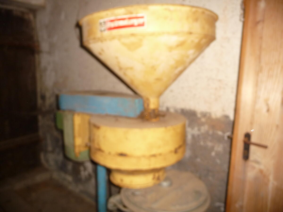 Kornmühle mit E-Motor 1