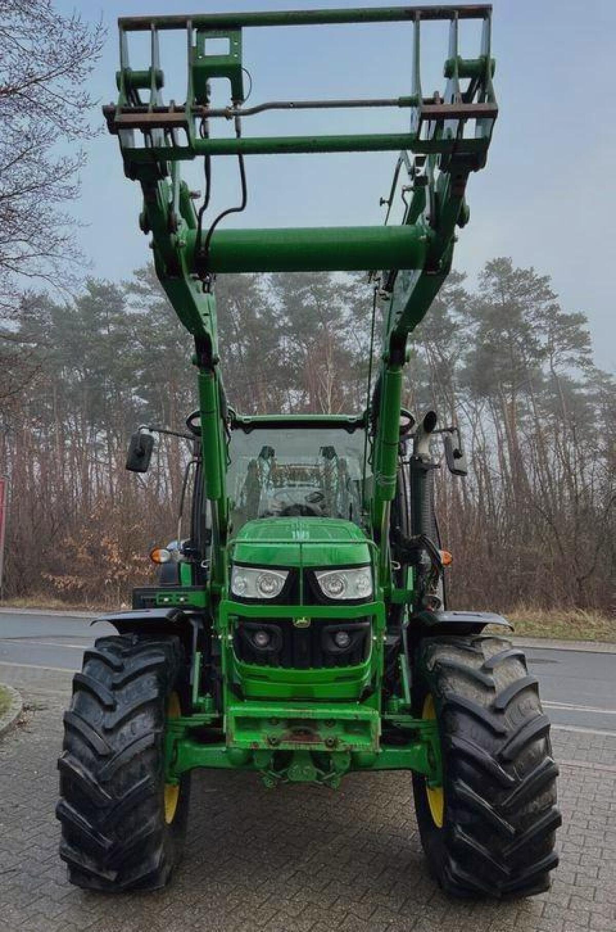 John Deere 6115 R + H340 Frontlader 3
