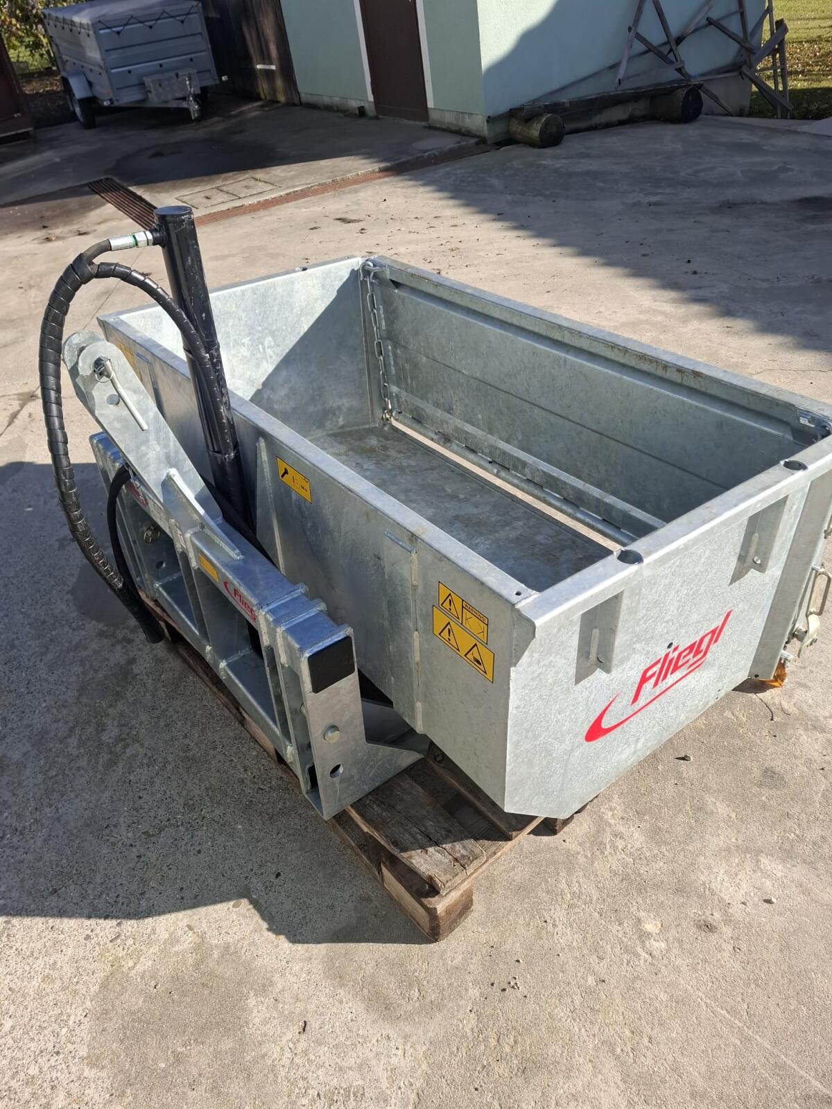 Fliegl Heckschaufel mit Pendelwand 2