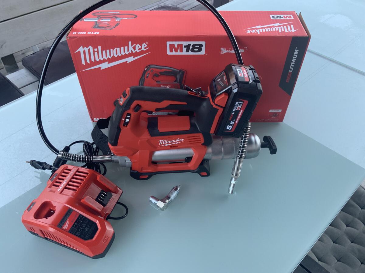 Milwaukee Akku Fettpresse M18GG mit Akku 5.5 Ah und Lader NEU 1