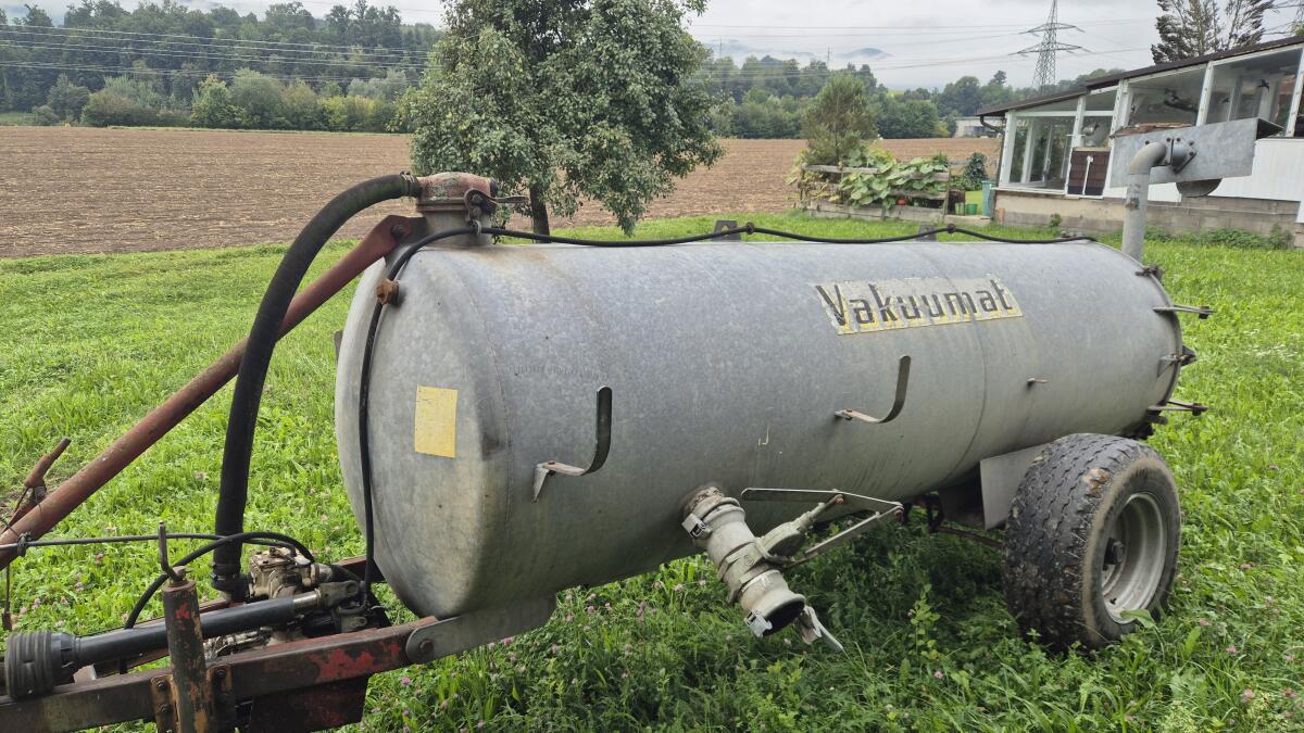 Güllefass Vakuumat 3.500 Liter, mit Schwanenhalsverteiler 2