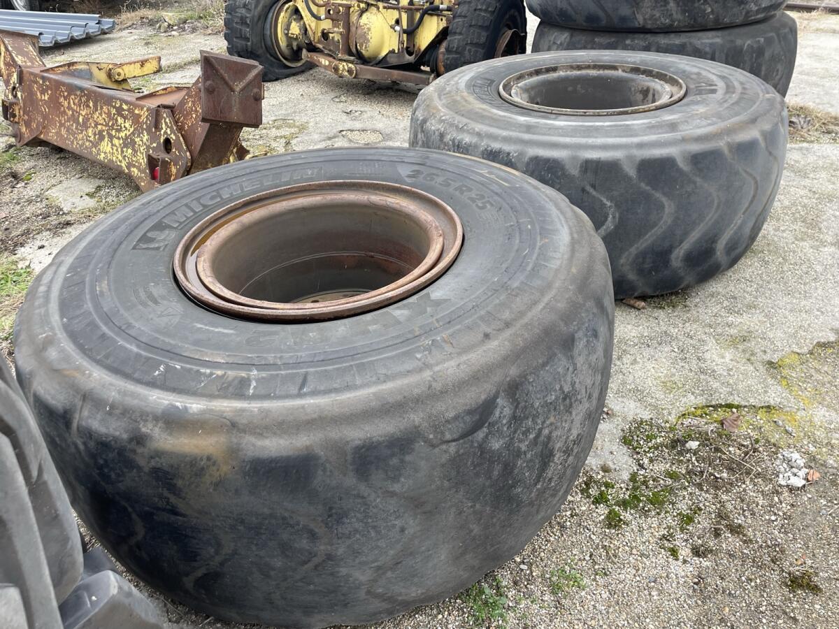 Radlader- / Dumper-Reifen mit Felgen zu verkaufen 1