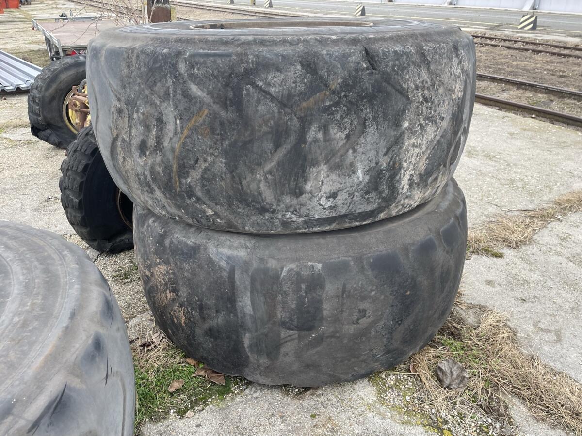 Radlader- / Dumper-Reifen mit Felgen zu verkaufen 3