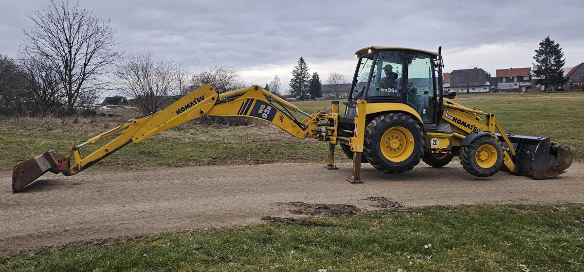 Komatsu WB93-R Baggerlader 1