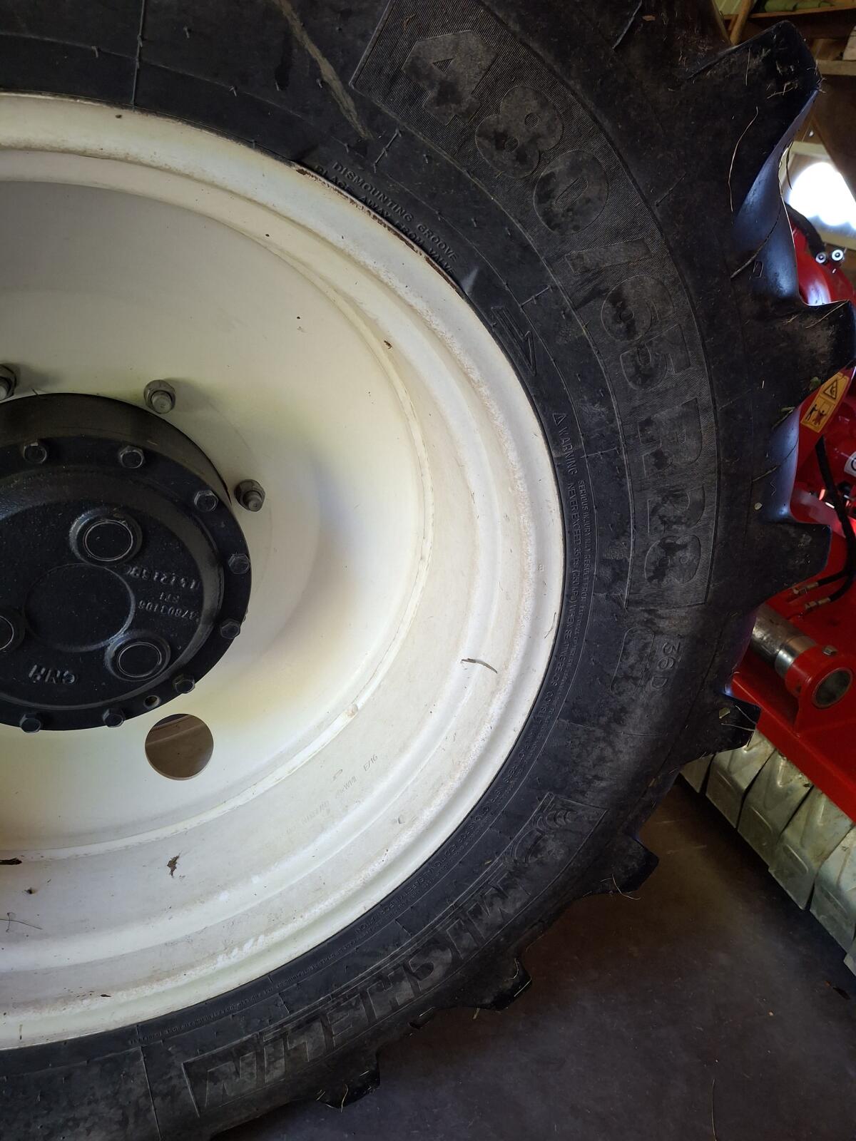 Reifen mit Felgen 2 Stk. 480/65R28 3