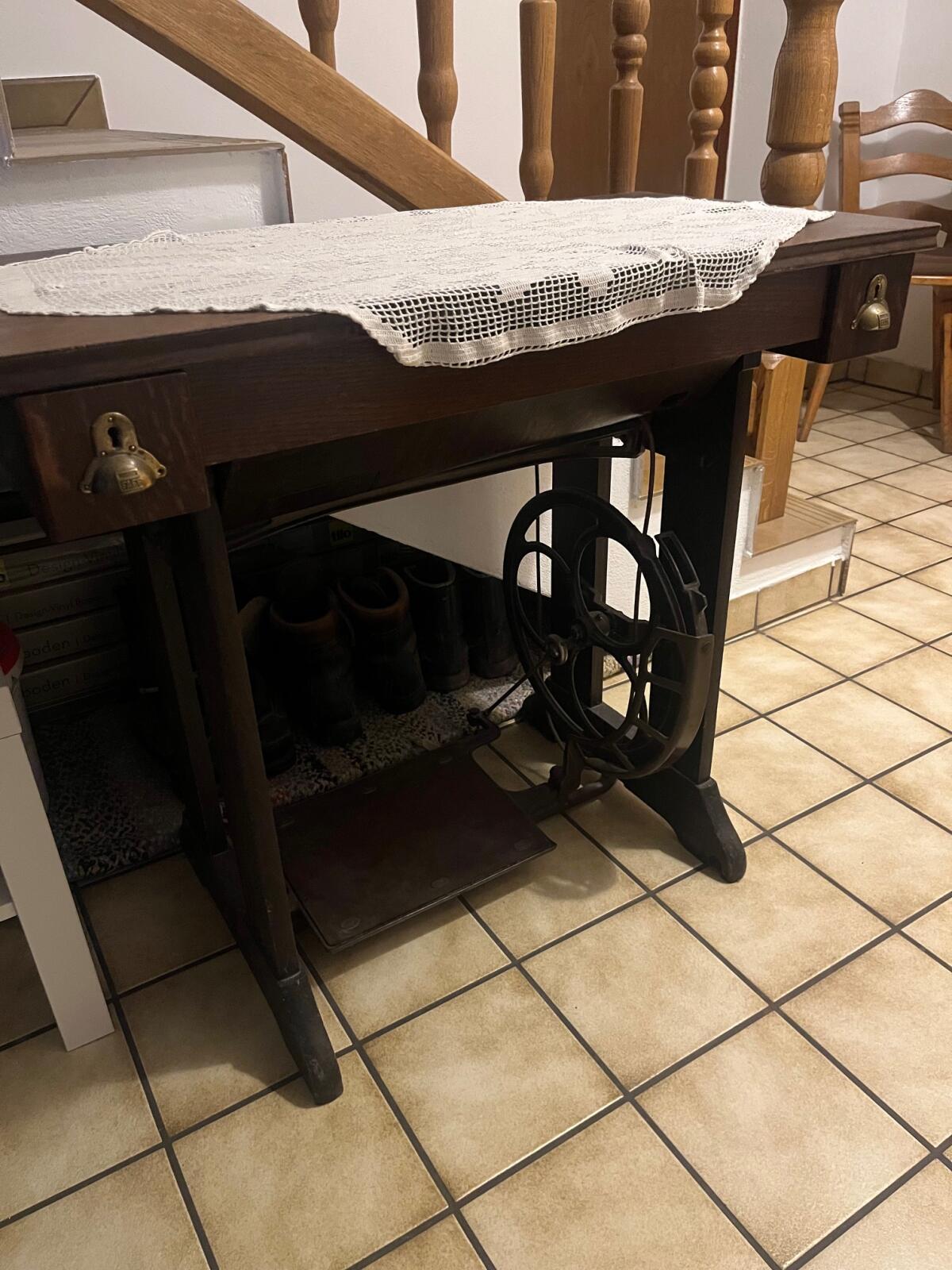 Rustikaler Nähmaschinentisch mit Singer Nähmaschine 1