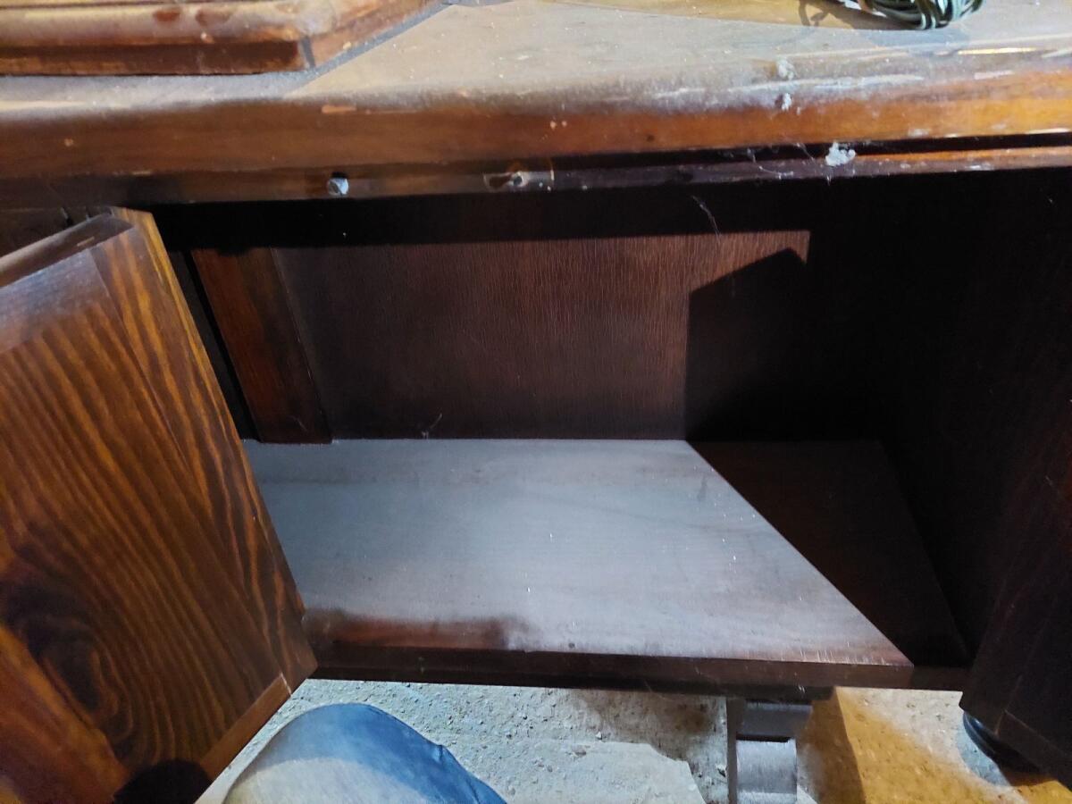 Schrank mit handgeschnitzter Tür 3