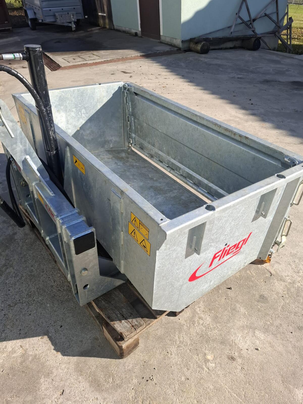 Fliegl Heckschaufel mit Pendelwand 3