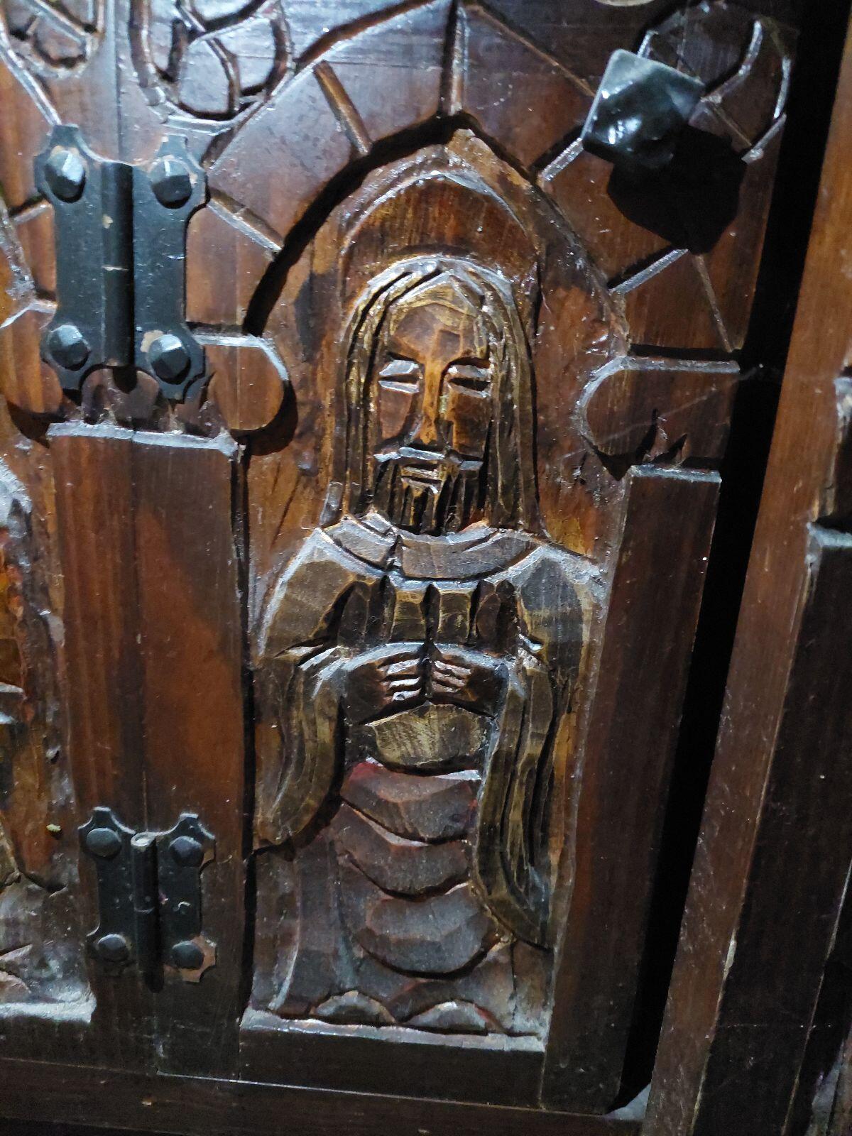 Schrank mit handgeschnitzter Tür 2