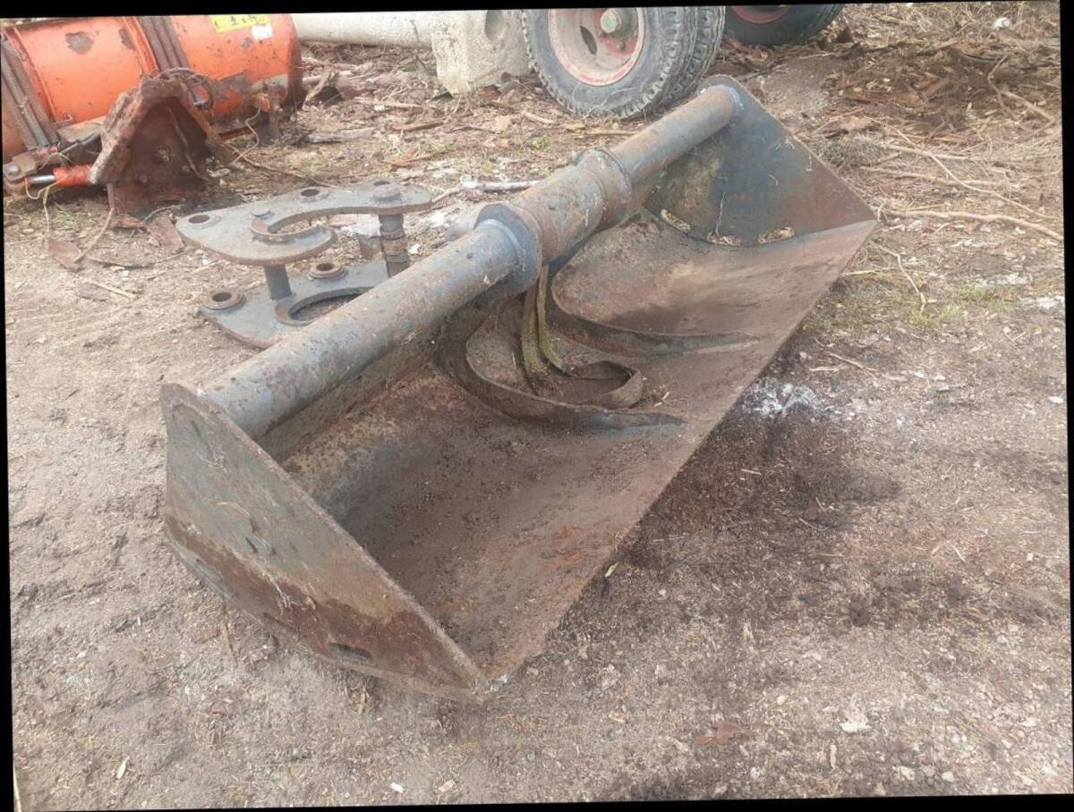 Schnellwechsler und Baggerlöffel 3