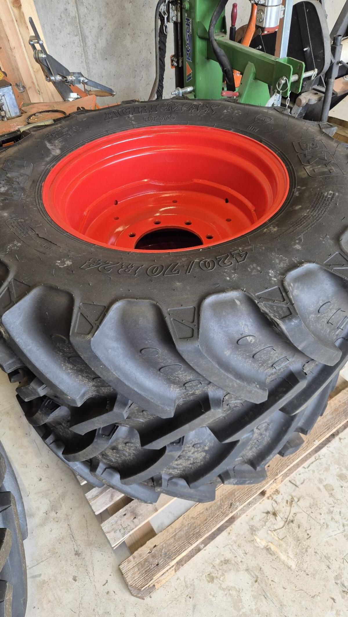 BKT Agrimax 420/70 R24 Kompletträder 3