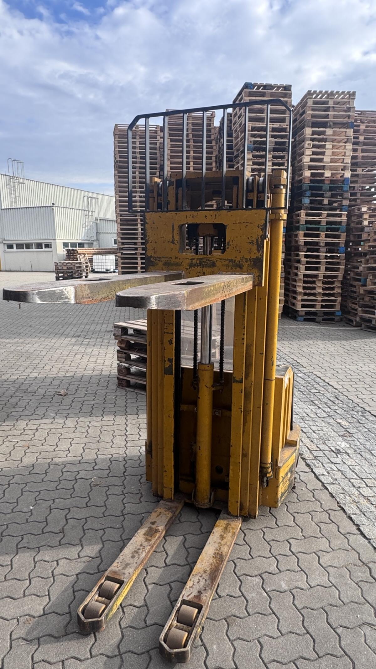 Hochhubwagen Ameise Steinbock Triplex 2 Tonnen 3