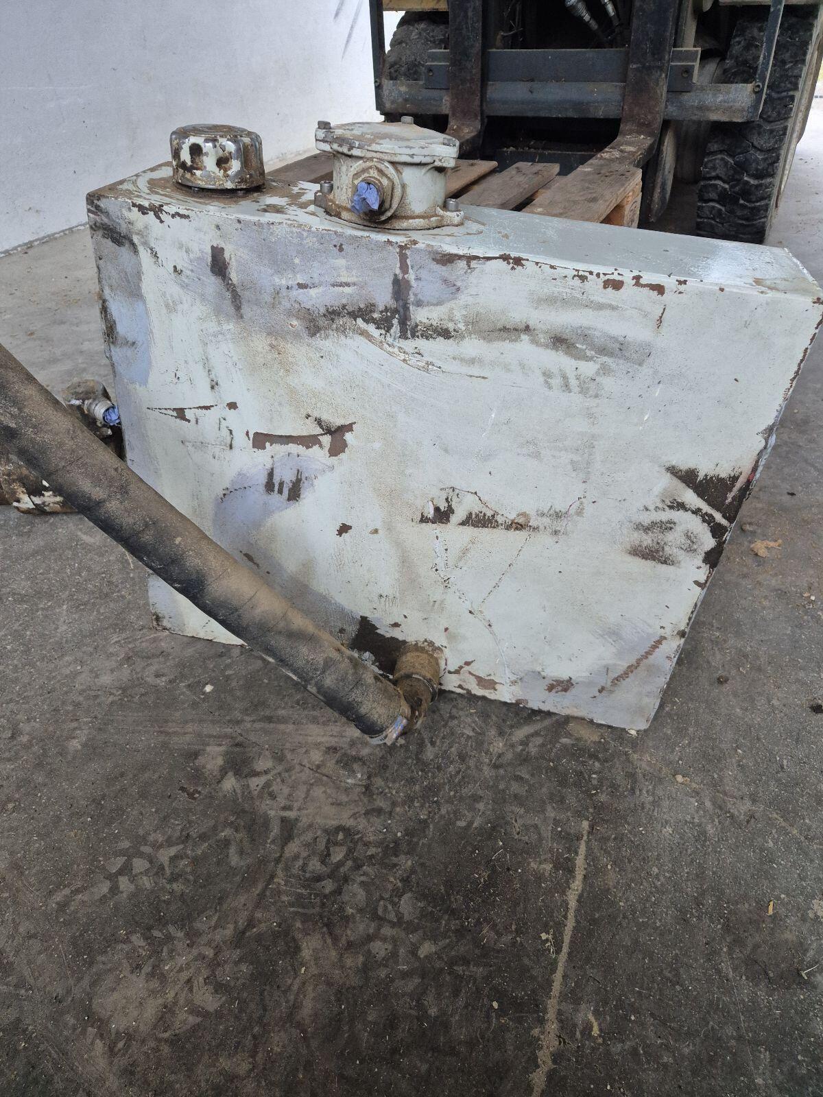 Öltank und Pumpe 1