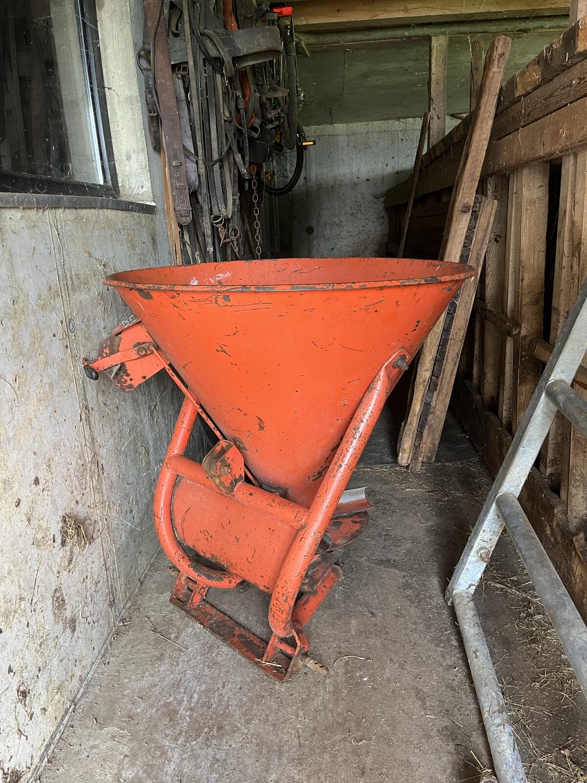 Düngerstreuer, Salzstreuer, Kalkstreuer 1