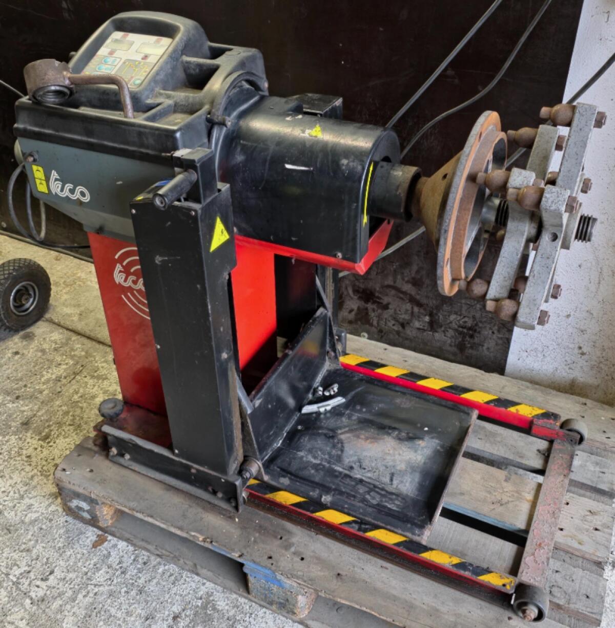 LKW- und Traktor-Radwuchtmaschine Corghi ET 66 mit Lift 1