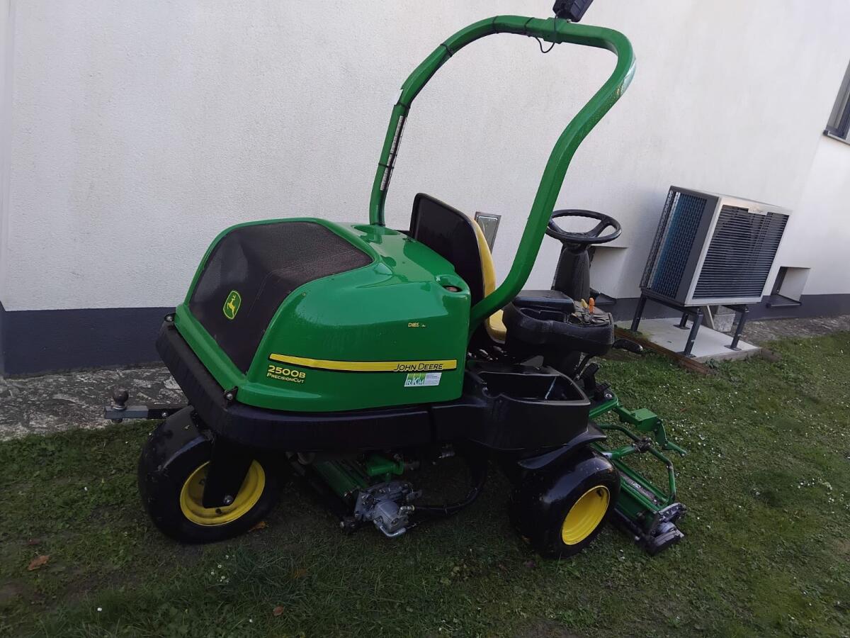 Großflächenmäher John Deere 2500B 2