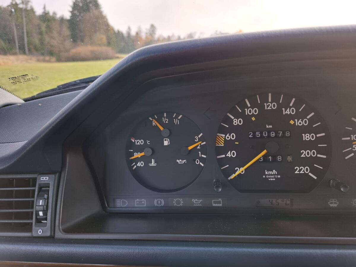 Kultauto: Mercedes Benz 200E 2