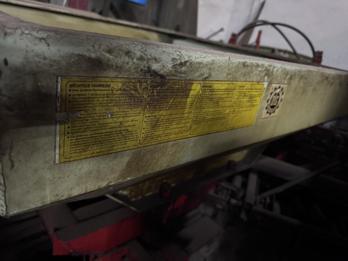 Düngerstreuer und Striegel 2