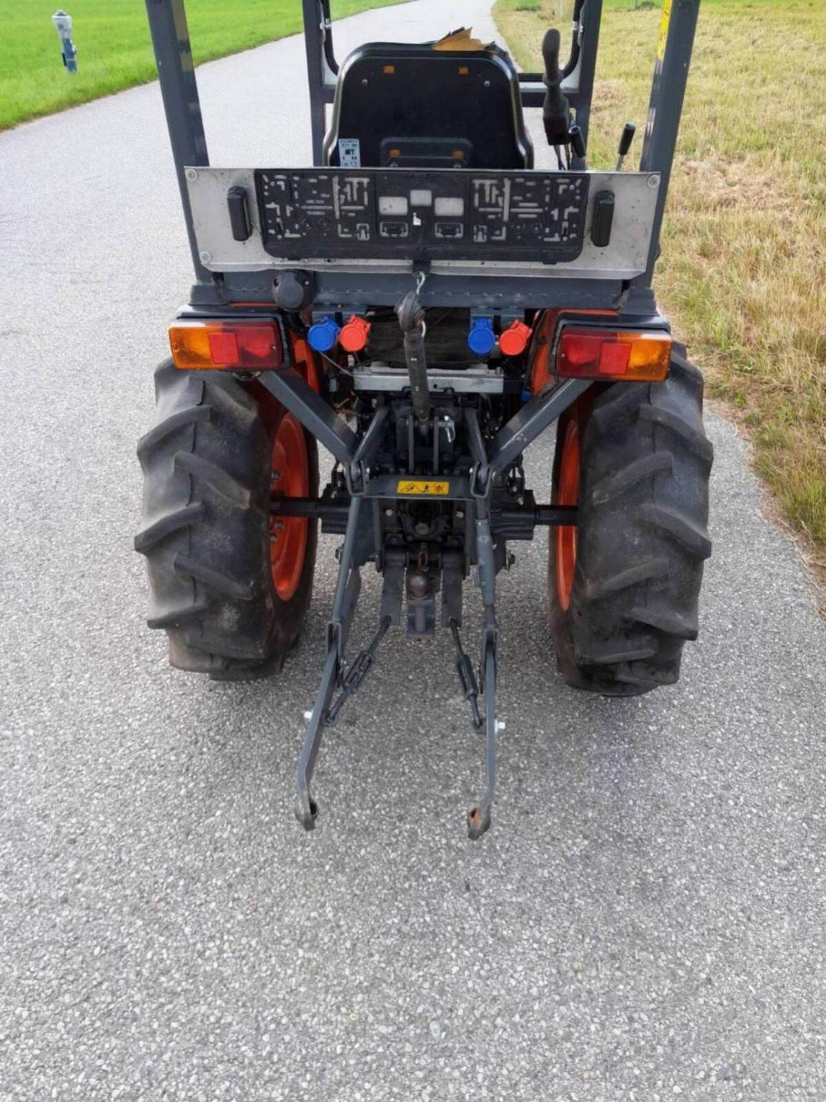 Kubota B2420 Kleintraktor 1