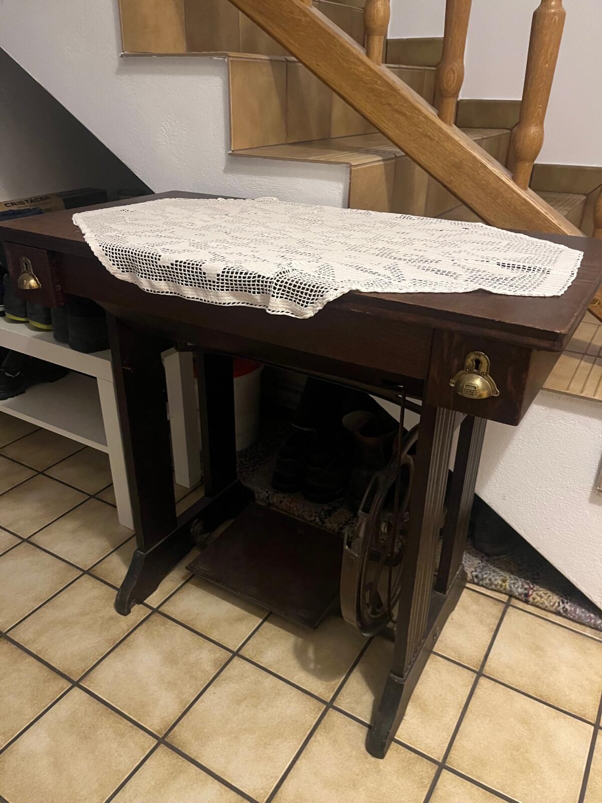 Rustikaler Nähmaschinentisch mit Singer Nähmaschine 2