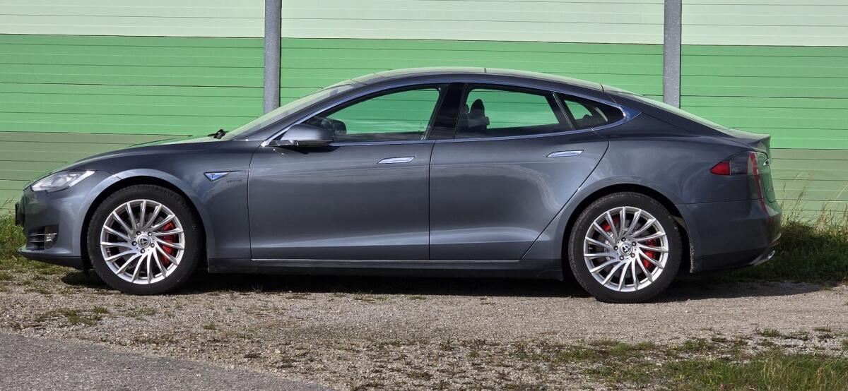 Tesla Model S 85 kostenlos laden 3