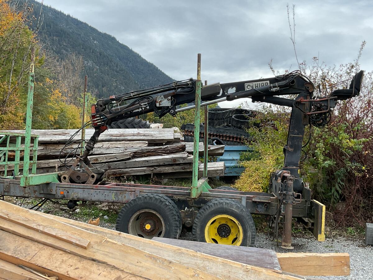 Holzanhänger mit Kran 2