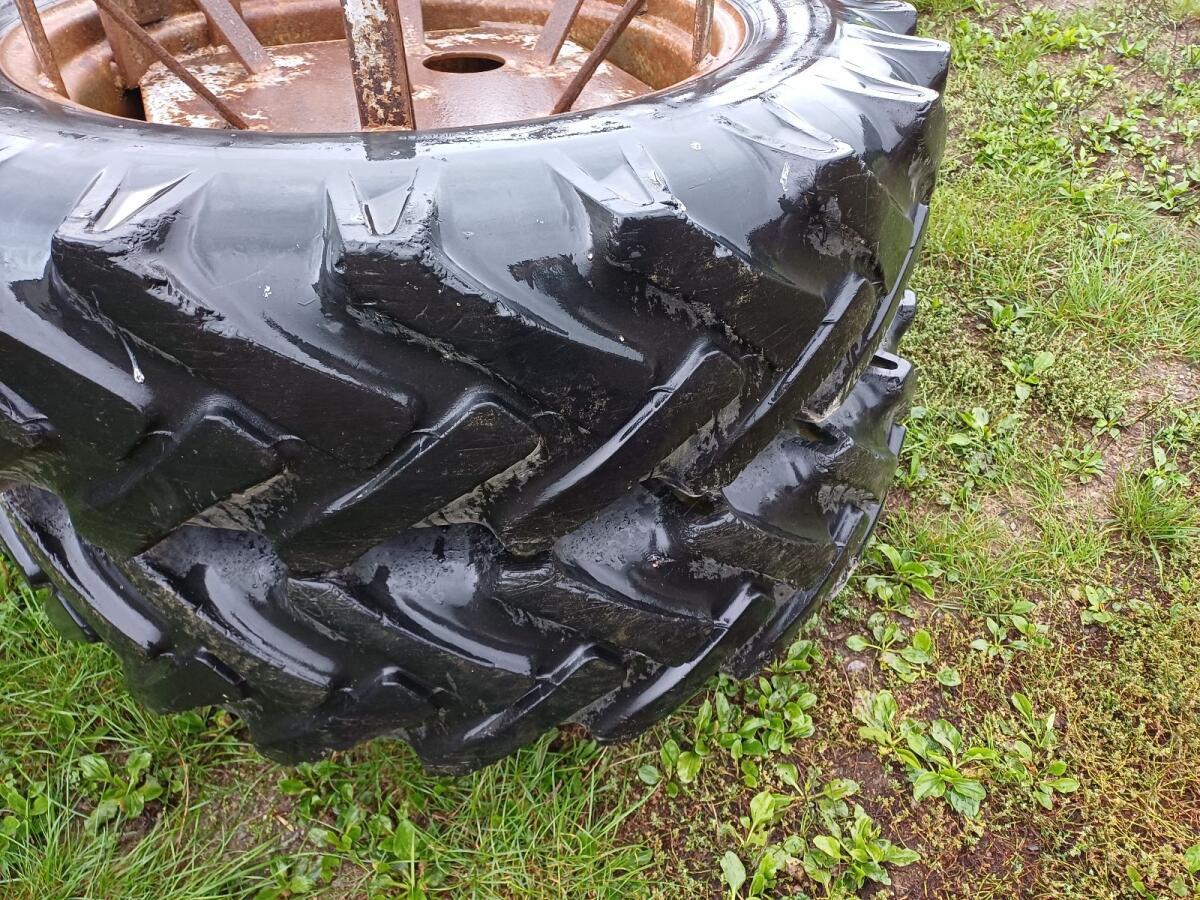 Zwillingsreifen 12.4/11 R28 3