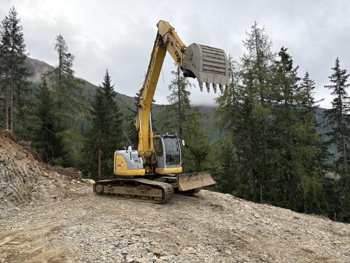 New Holland Kobelco E235SR 1