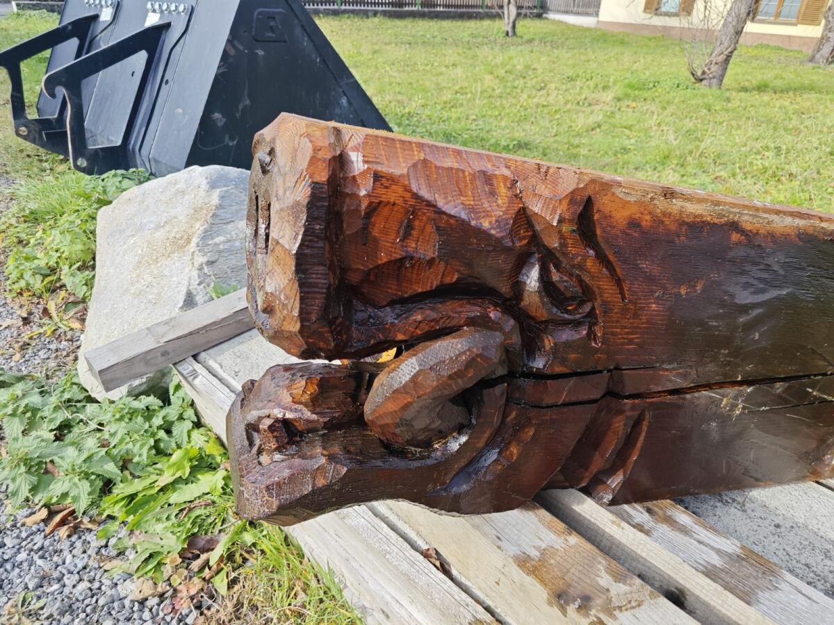 Geschnitzter antiker Holzbalken 1