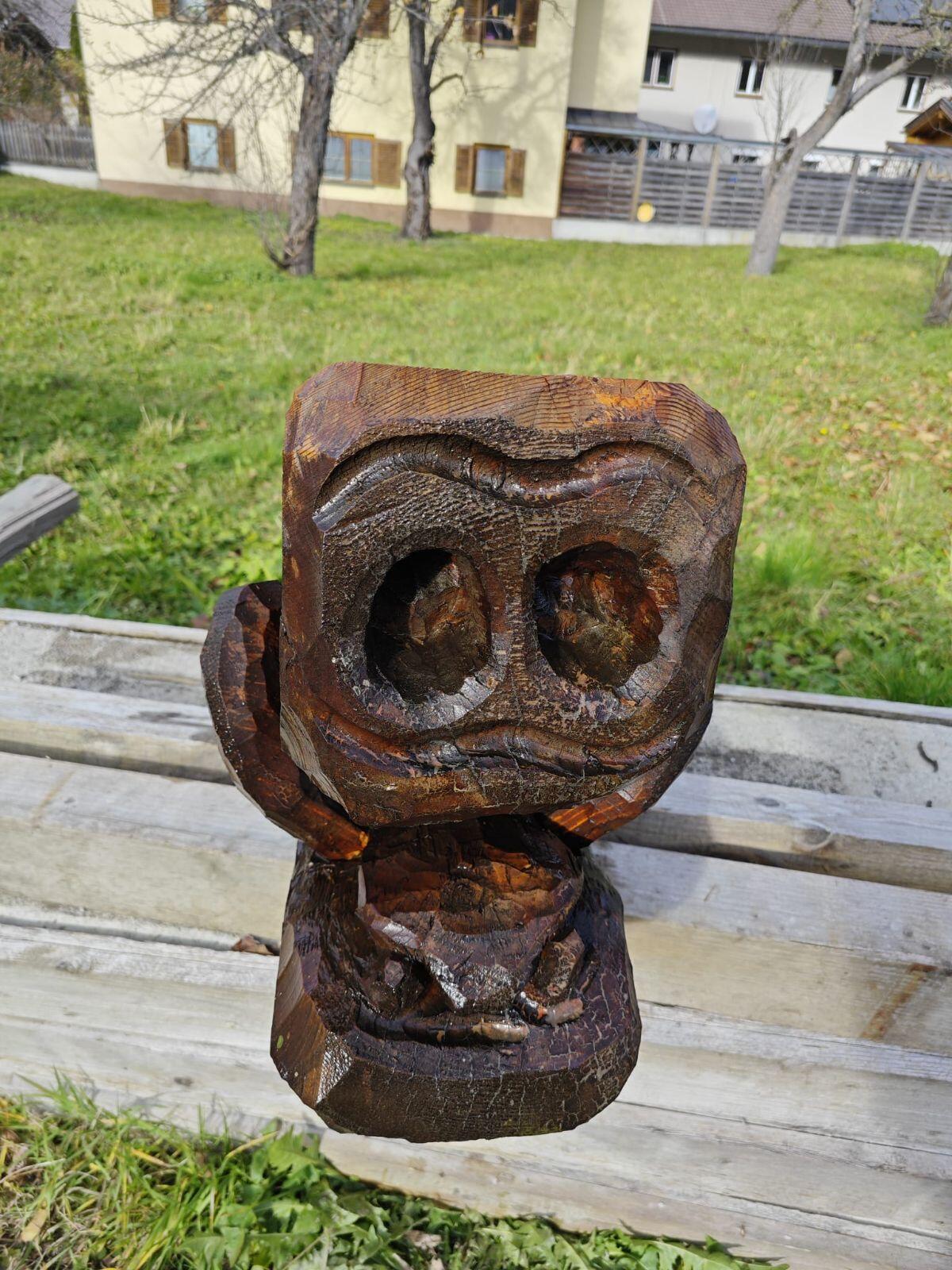 Geschnitzter antiker Holzbalken 2