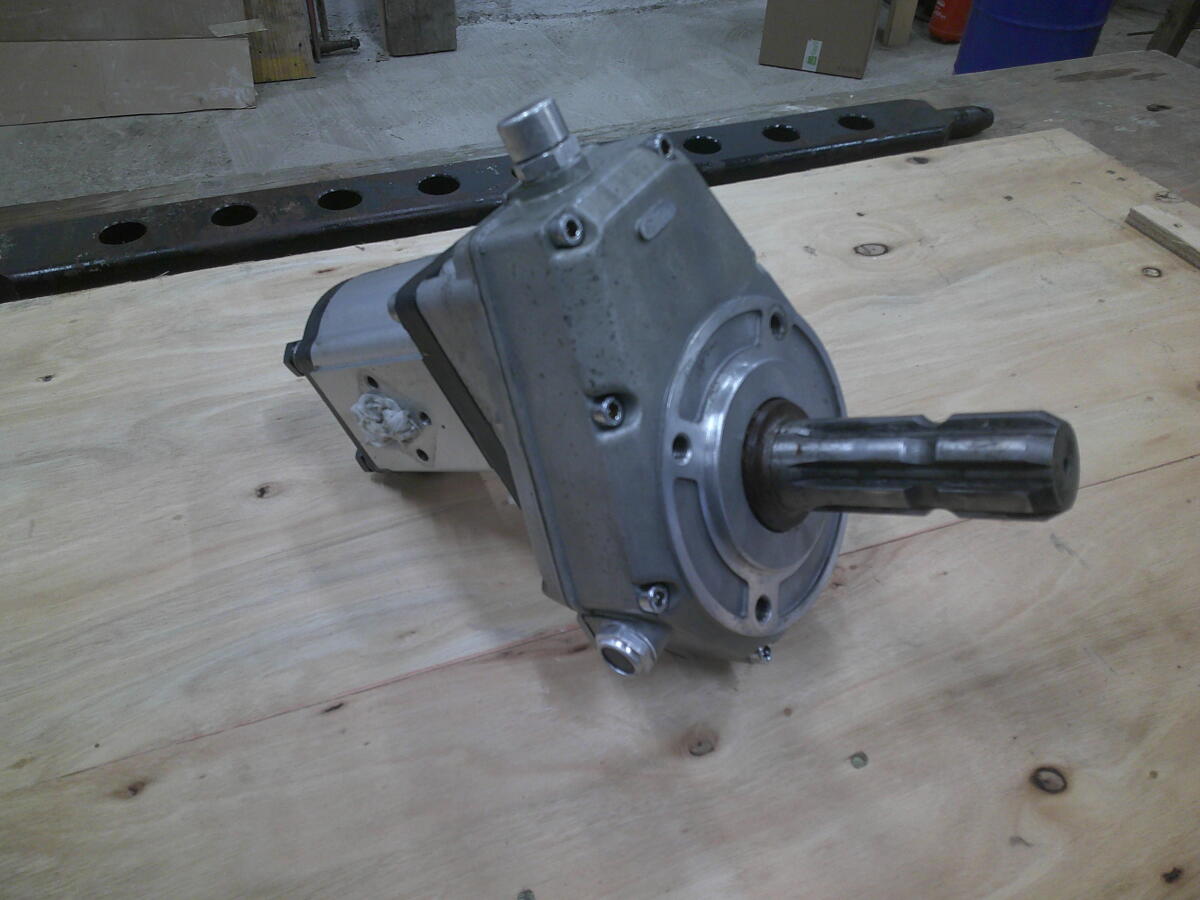 Zapfwellengetriebe BG2 - 1:3,8 - mit Stummel - 25 ccm Pumpe 3