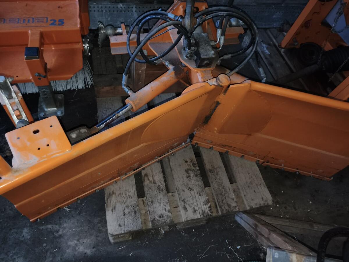 Winterdienstpaket, Schneepflug + Salzstreuer, AIGNER V Pflug und RAUCH SA 360 3