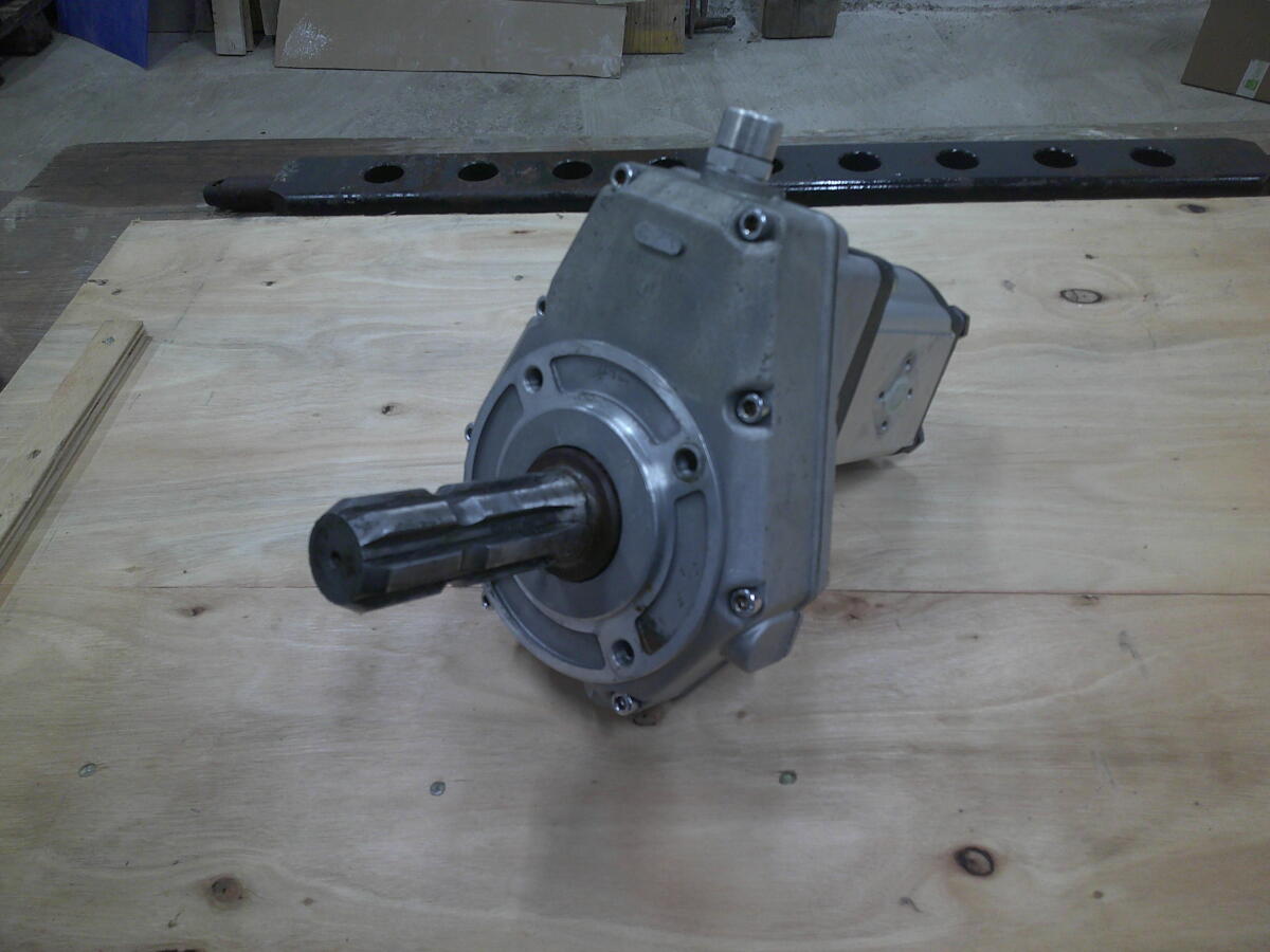 Zapfwellengetriebe BG2 - 1:3,8 - mit Stummel - 25 ccm Pumpe 2