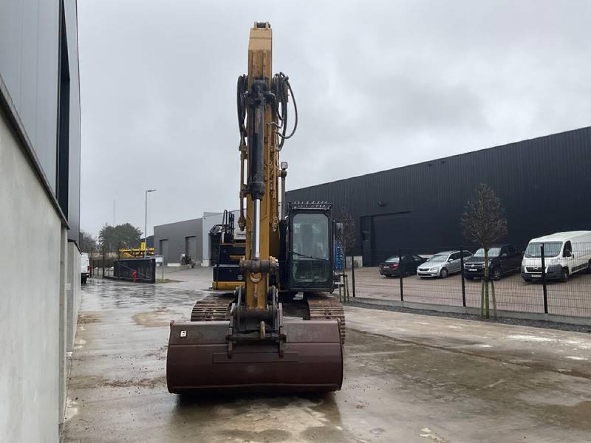 Caterpillar 323EL Kettenbagger 3