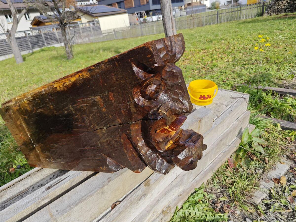 G geschnitzter antiker Holzkopf 3