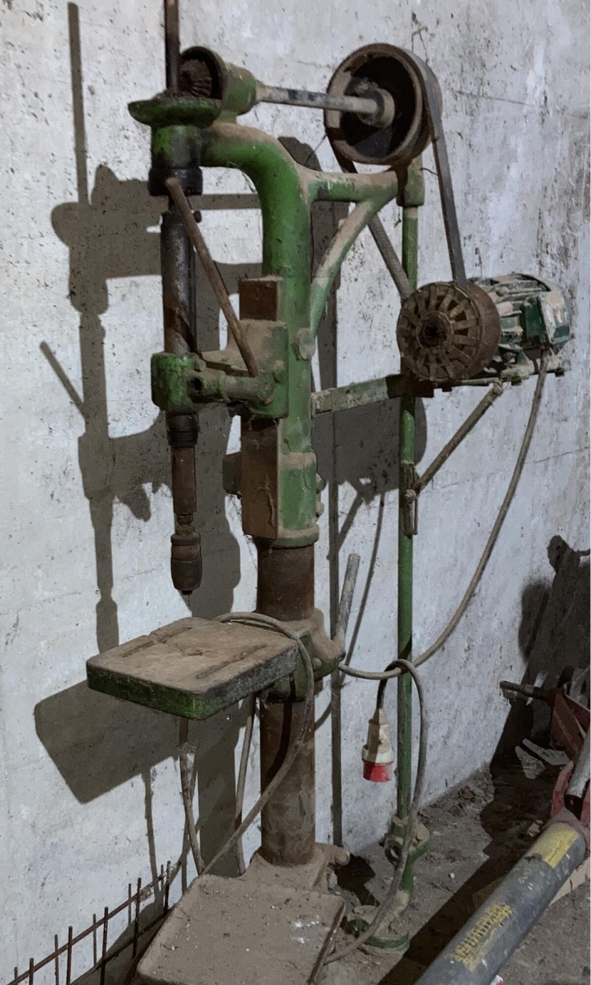 Ständerbohrmaschine funktionierend 2