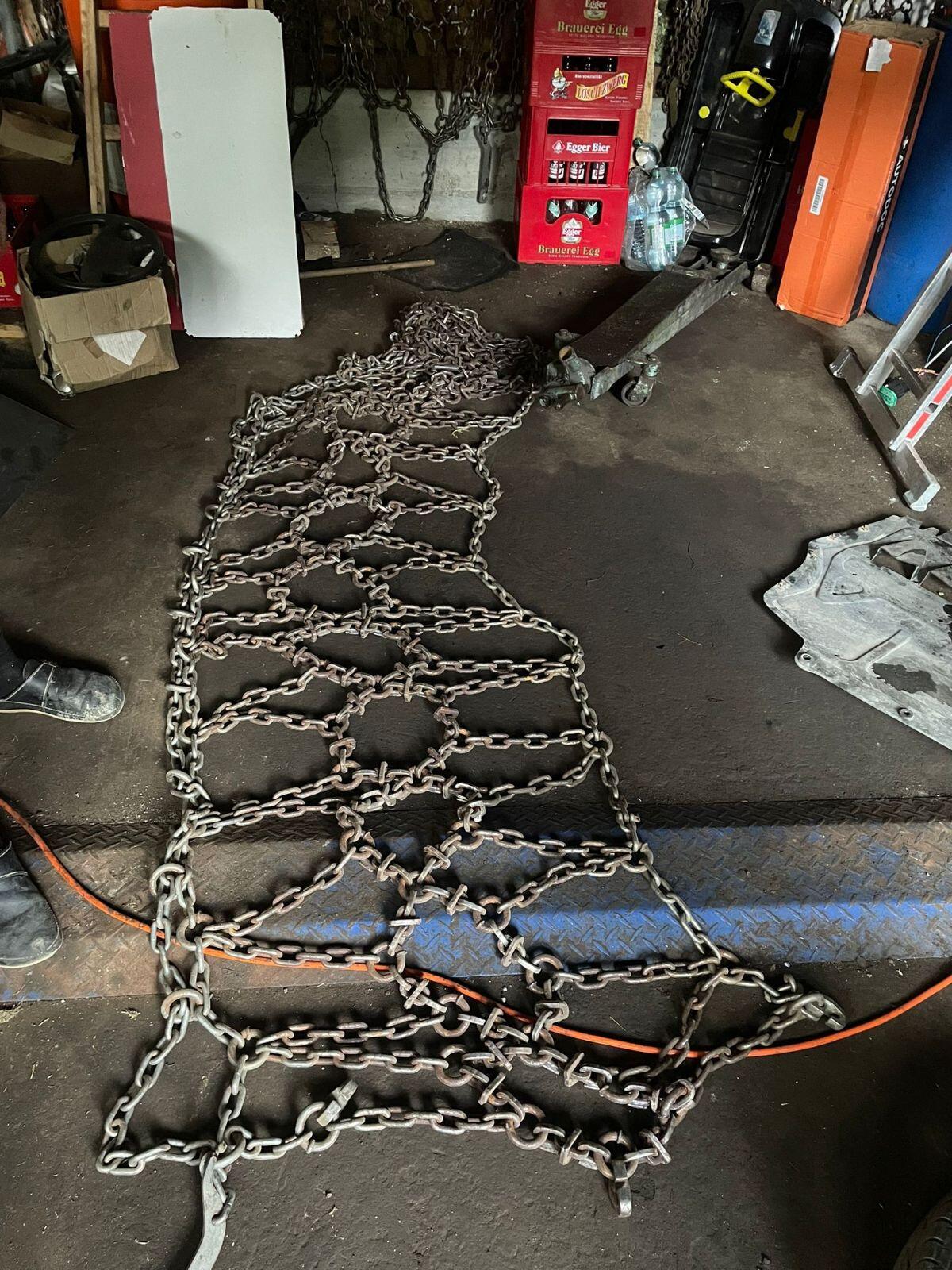 Schneeketten zu verkaufen – das Set für € 4.000,- 2