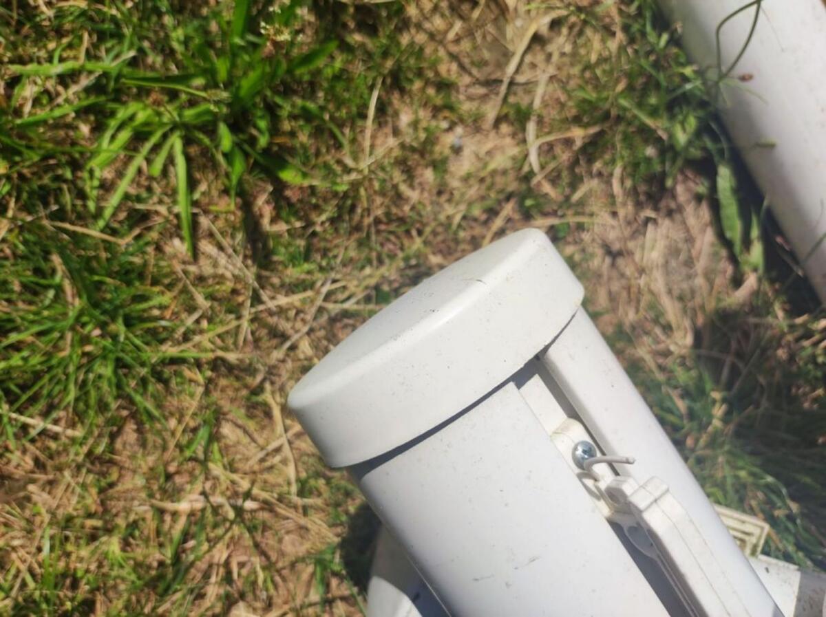 Weiße Weidezaun-Pfähle (2,20 m) + Halter und Kappen 3