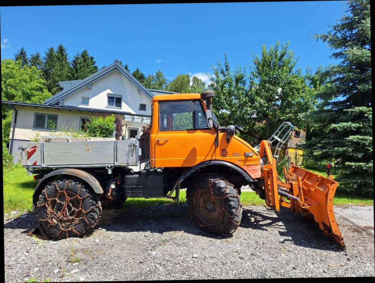 Daimler Benz Unimog 421 mit Schneepflug 2