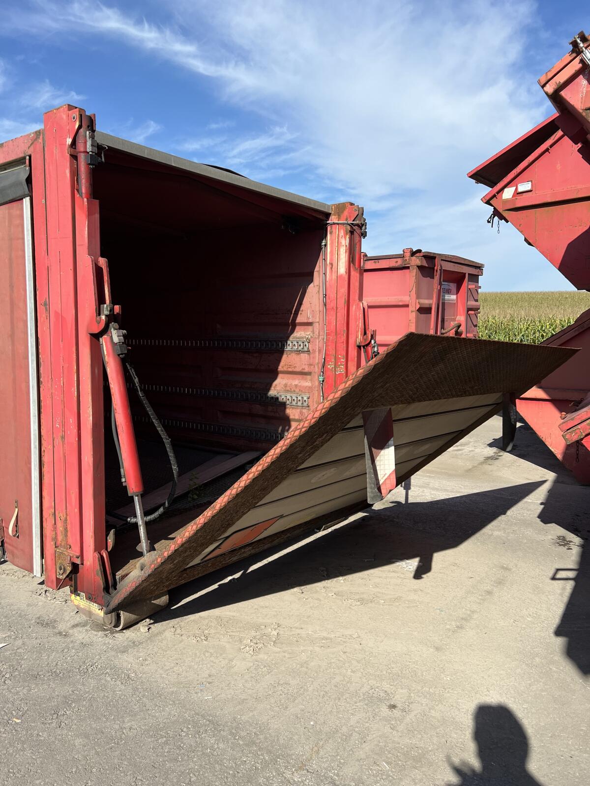 Abrollcontainer mit Vertikallift, Ladebordwand, Hebebühne 2