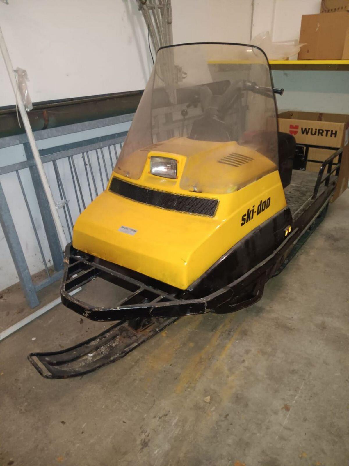 Skidoo und Spurgerät für Loipe 1